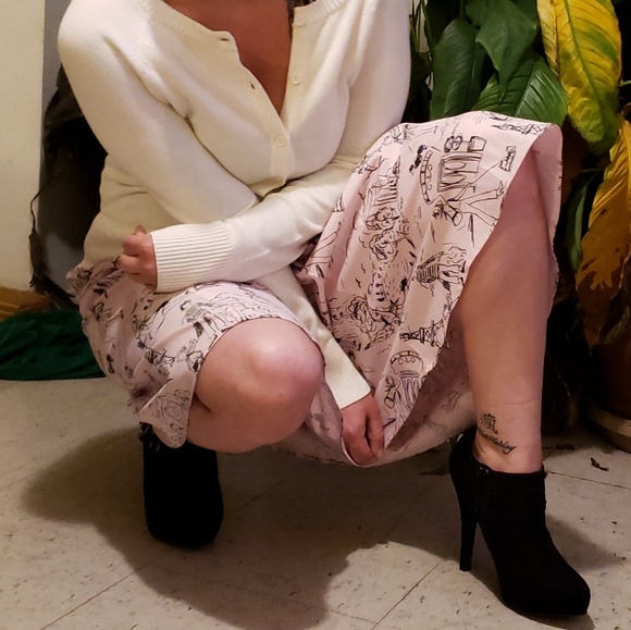 Pencil Skirt w/ Black Prints of Paris drawings - Picture 3 of 3